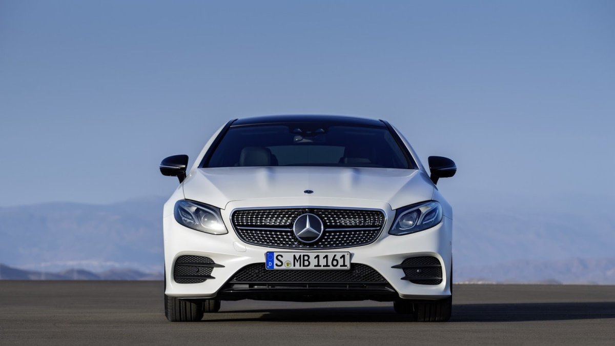Mercedes-Benz třídy E s karosérií kupé patří k nejelegantnějším autům dneška.
