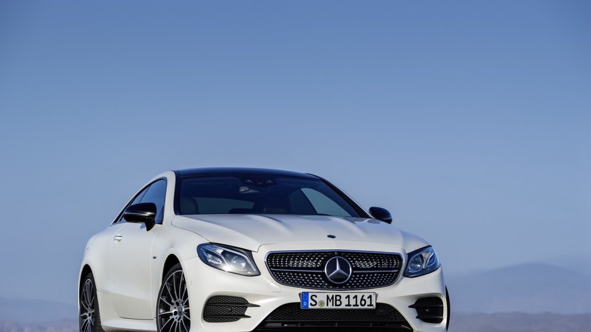 Mercedes-Benz třídy E s karosérií kupé patří k nejelegantnějším autům dneška.
