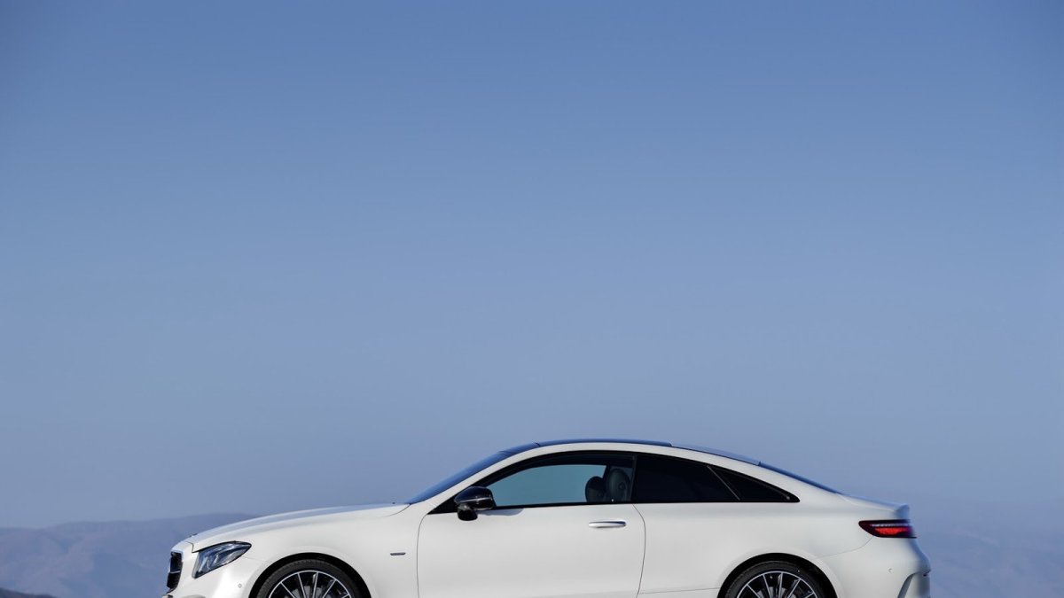 Mercedes-Benz třídy E s karosérií kupé patří k nejelegantnějším autům dneška.