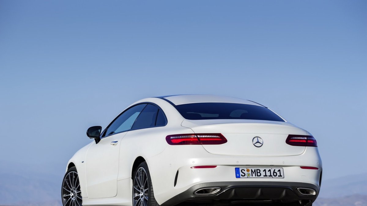Mercedes-Benz třídy E s karosérií kupé patří k nejelegantnějším autům dneška.