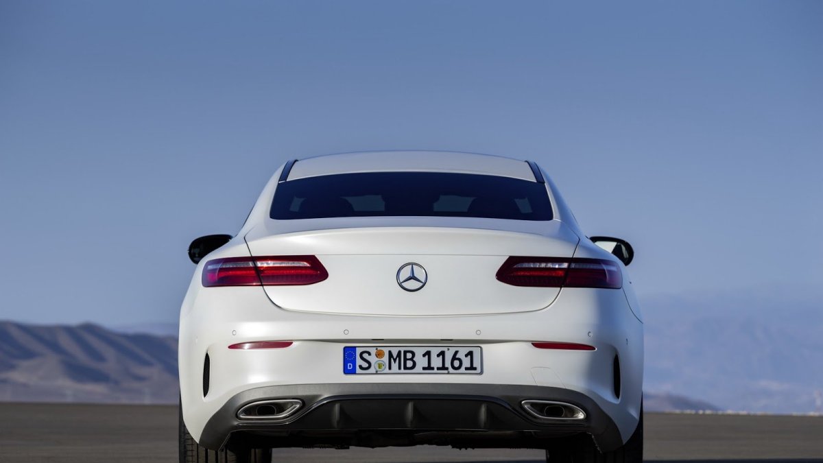 Mercedes-Benz třídy E s karosérií kupé patří k nejelegantnějším autům dneška.