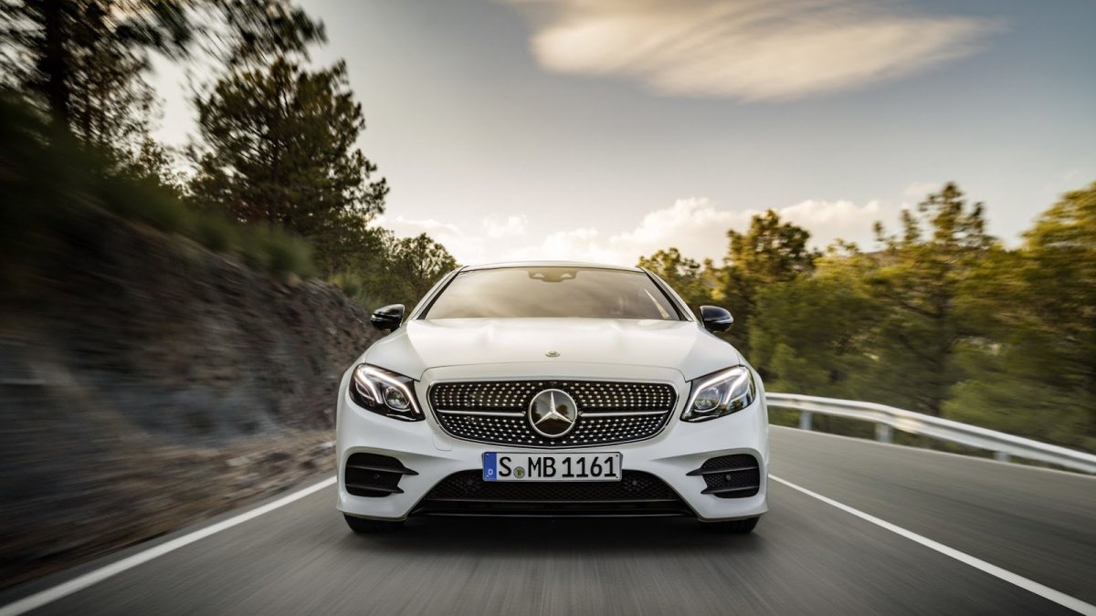 Mercedes-Benz třídy E s karosérií kupé patří k nejelegantnějším autům dneška.