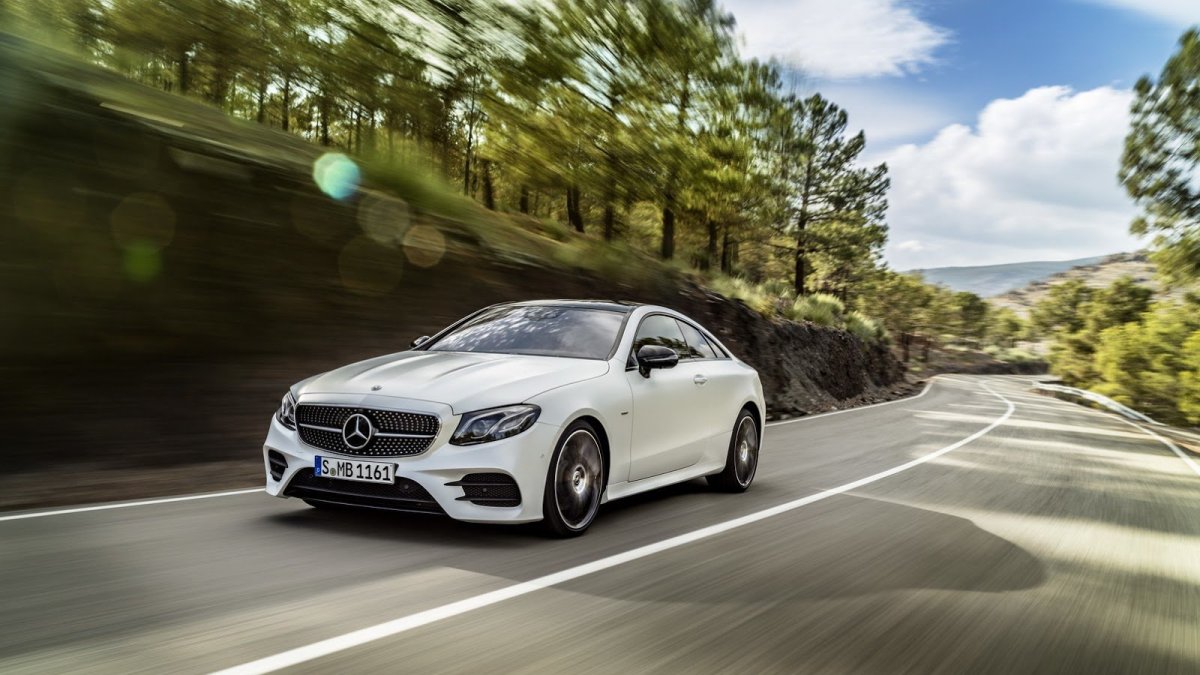 Mercedes-Benz třídy E s karosérií kupé patří k nejelegantnějším autům dneška.