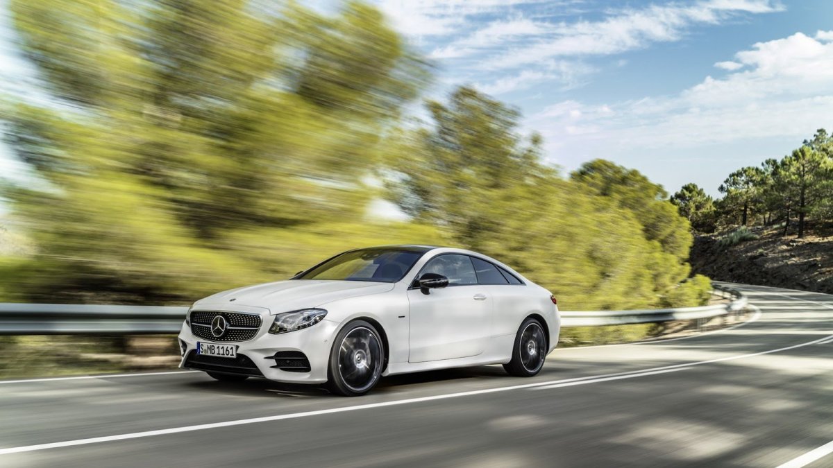 Mercedes-Benz třídy E s karosérií kupé patří k nejelegantnějším autům dneška.