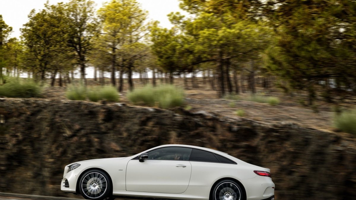 Mercedes-Benz třídy E s karosérií kupé patří k nejelegantnějším autům dneška.