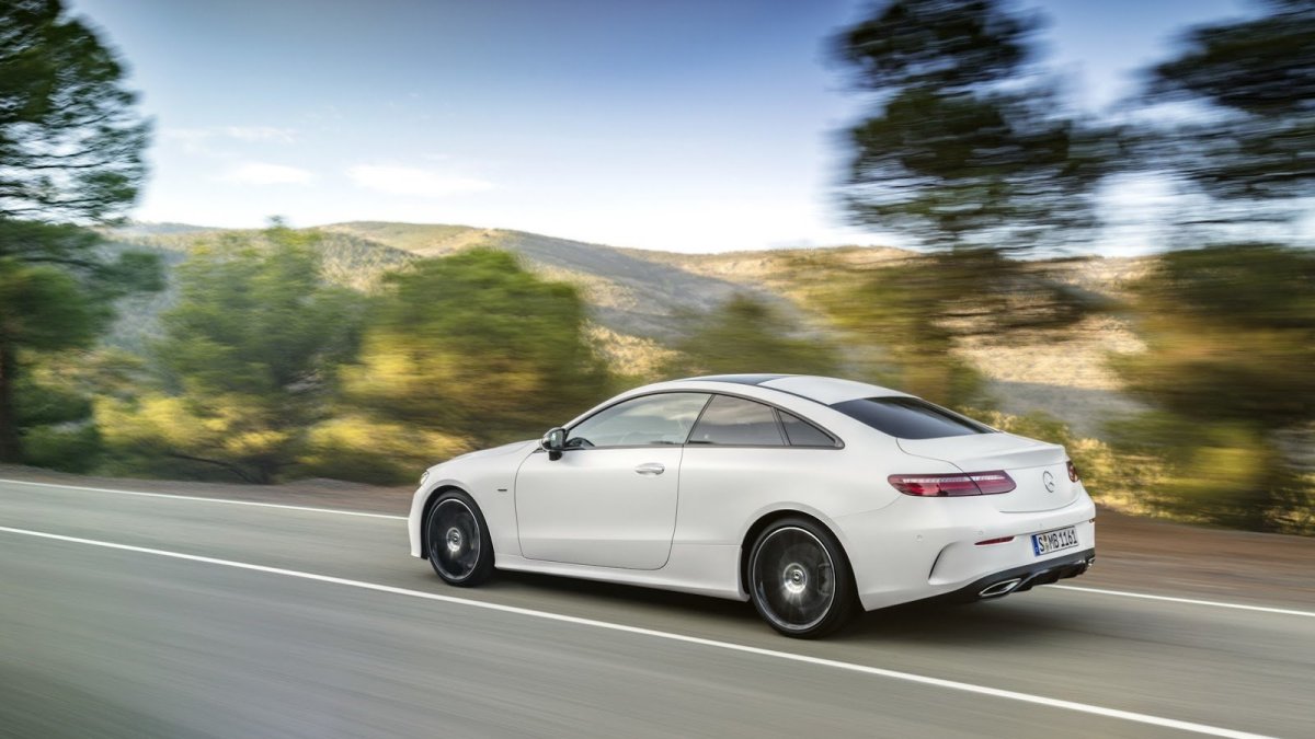 Mercedes-Benz třídy E s karosérií kupé patří k nejelegantnějším autům dneška.