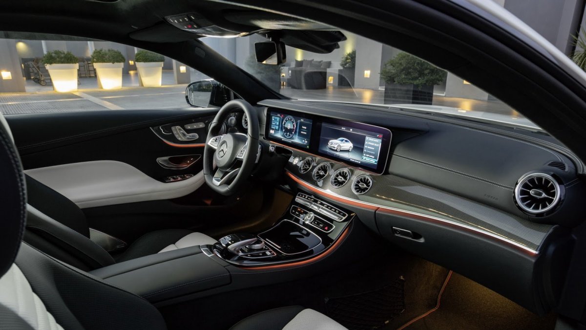 Mercedes-Benz třídy E s karosérií kupé patří k nejelegantnějším autům dneška.