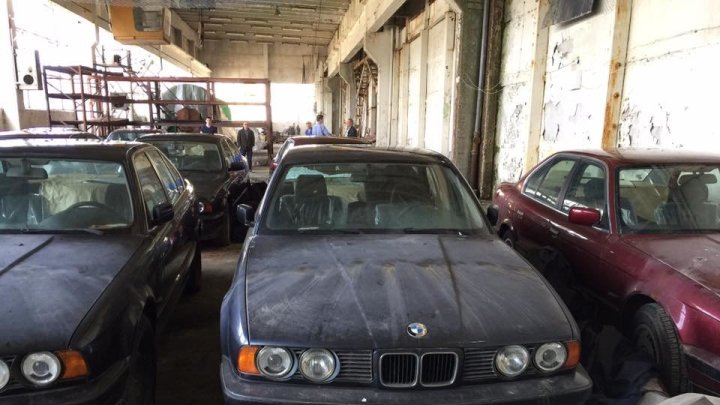 Ve starém skladišti bylo několik let ukryto 11 nedotčených BMW řady 5 generace e34 (Facebook/Център за БОРБА с Ръждата)