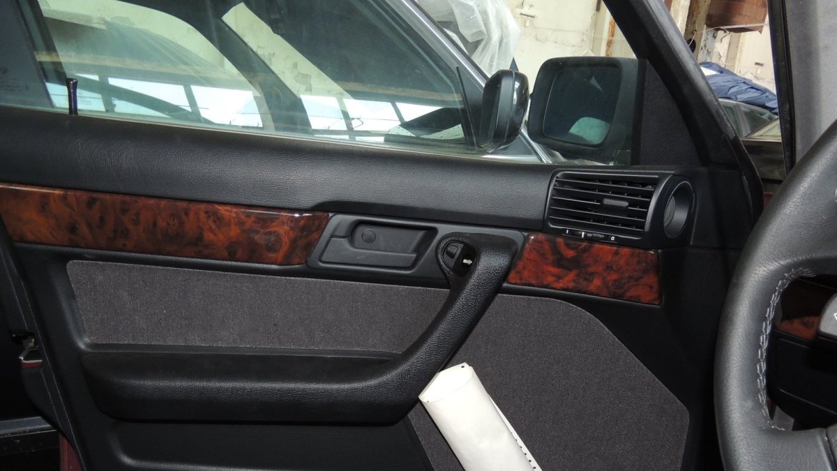 Ve starém skladišti bylo několik let ukryto 11 nedotčených BMW řady 5 generace e34 (Facebook/Център за БОРБА с Ръждата)