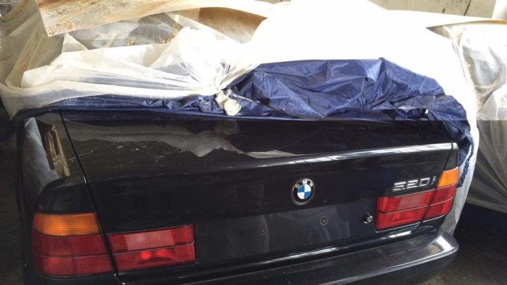 Ve starém skladišti bylo několik let ukryto 11 nedotčených BMW řady 5 generace e34 (Facebook/Център за БОРБА с Ръждата)