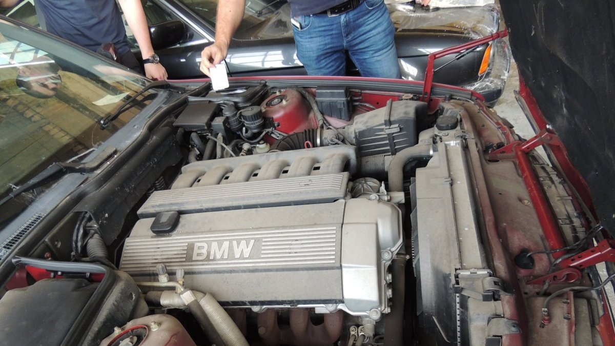 Ve starém skladišti bylo několik let ukryto 11 nedotčených BMW řady 5 generace e34 (Facebook/Център за БОРБА с Ръждата)