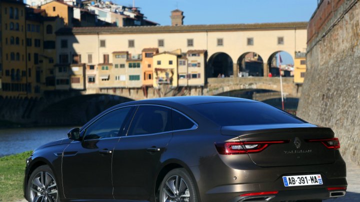 Hnědá s velkými koly vozu sluší, Renault Talisman.
