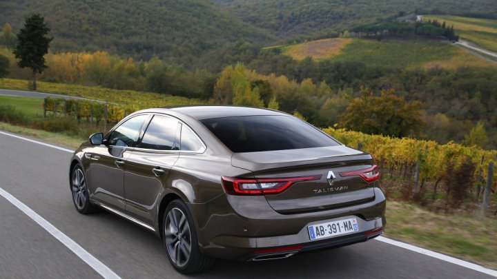 Koncová světla s typickým designem, Renault Talisman.