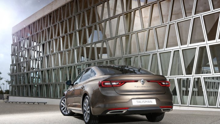 Víko kufru zdobí jméno modelu, Renault Talisman.