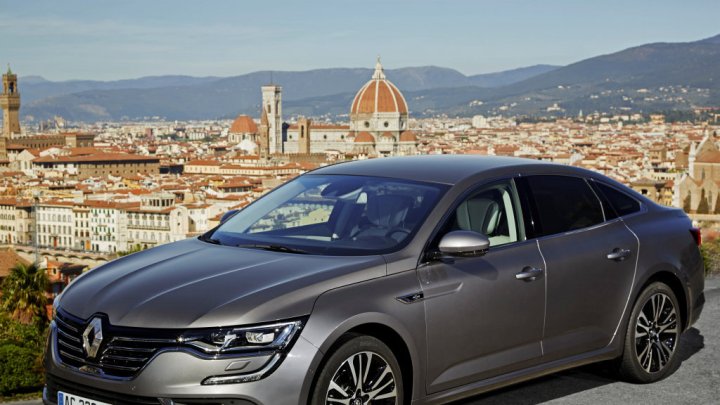 S velkoměstem za zády, Renault Talisman Initiale Paris.