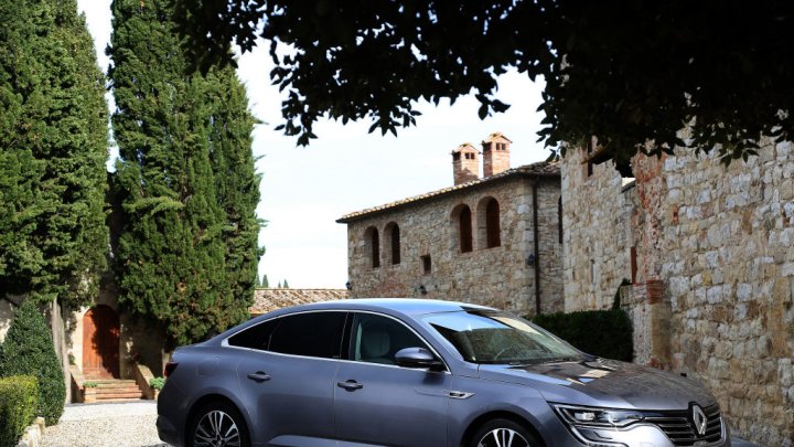Tvar předních světel je novým prvkem francouzské automobilky, Renault Talisman Initiale Paris.