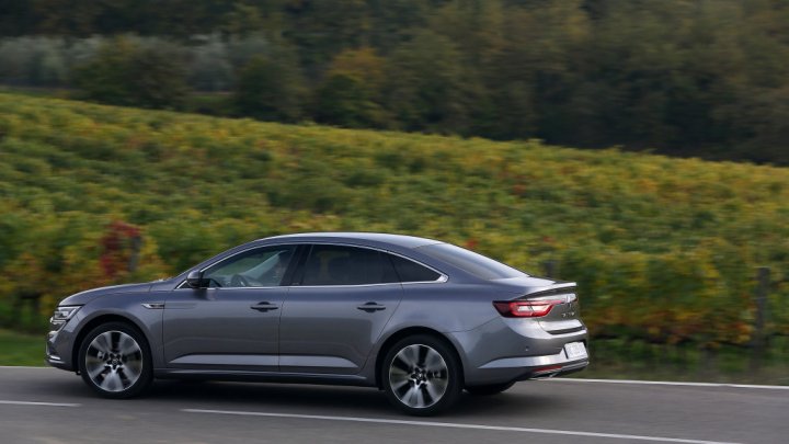 Obratnosti pomáhá řízení všech kol, Renault Talisman Initiale Paris.