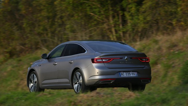 Pod kapotou najdeme 1.6 TCe a 1.6 dCi, Renault Talisman Initiale Paris.