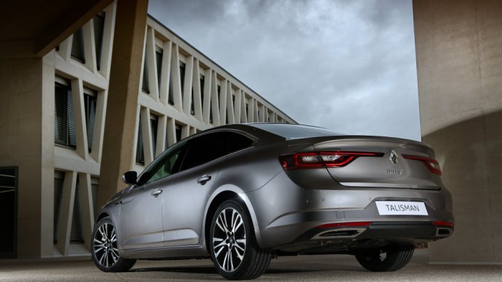Standardem jsou full-LED skupinová světla, Renault Talisman Initiale Paris.