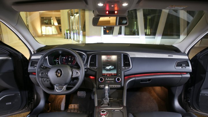 Multimediální systém R-Link 2 má displej o rozměru 8,7 palců, Renault Talisman Initiale Paris.
