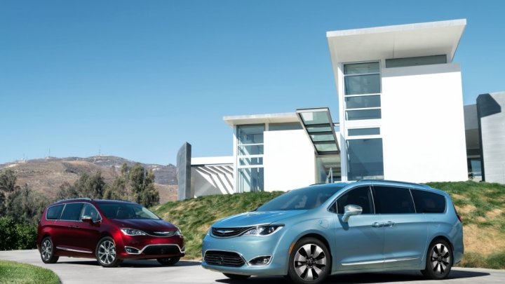 Chrysler Pacifica &amp; Pacifica Hybrid