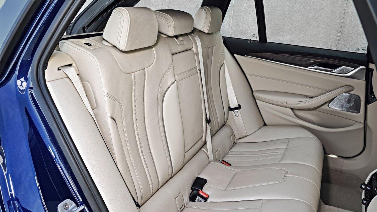 BMW představilo řadu 5 Touring s elegantním designem a velkým kufrem.