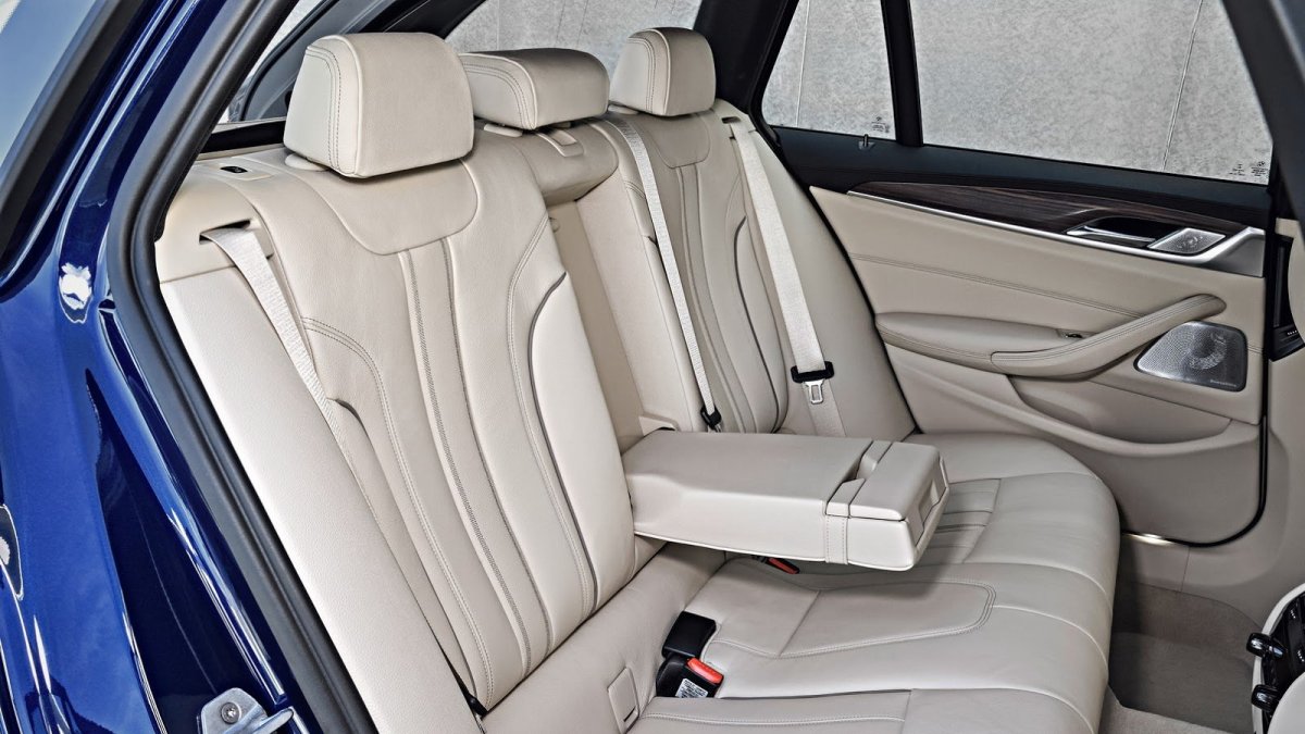 BMW představilo řadu 5 Touring s elegantním designem a velkým kufrem.
