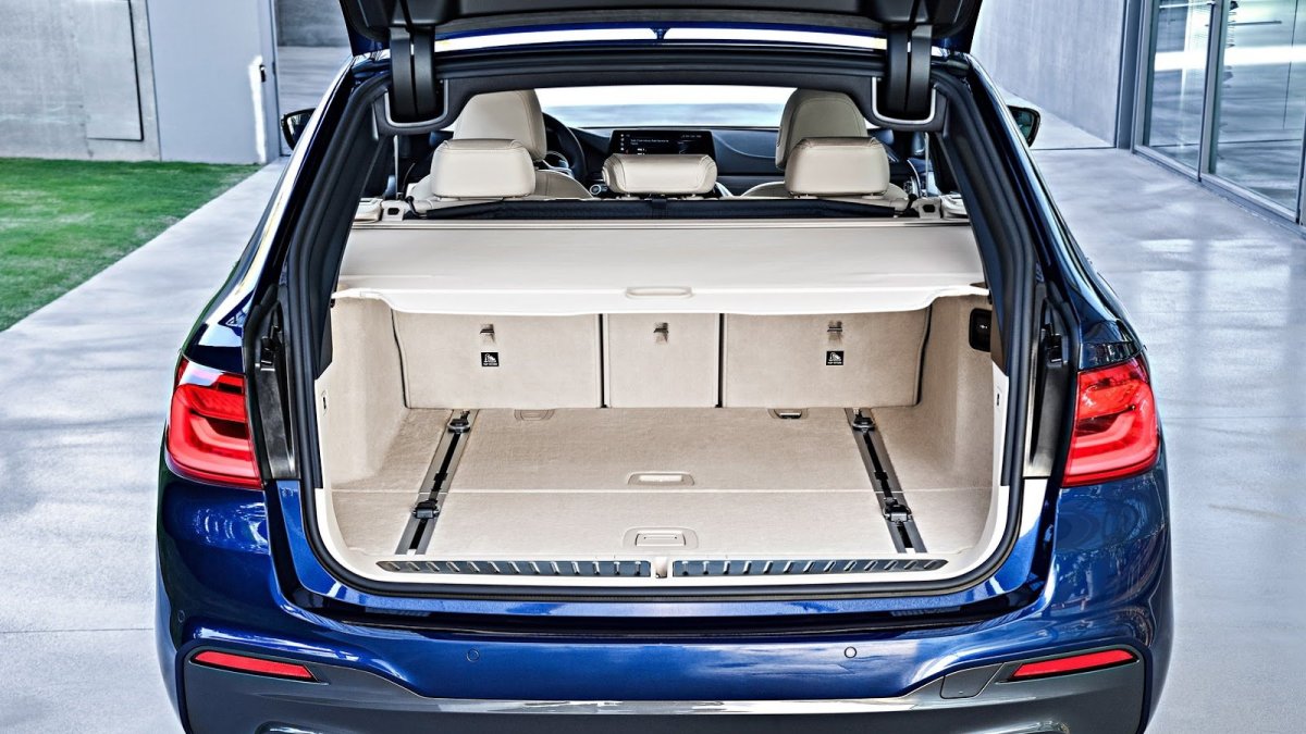 BMW představilo řadu 5 Touring s elegantním designem a velkým kufrem.