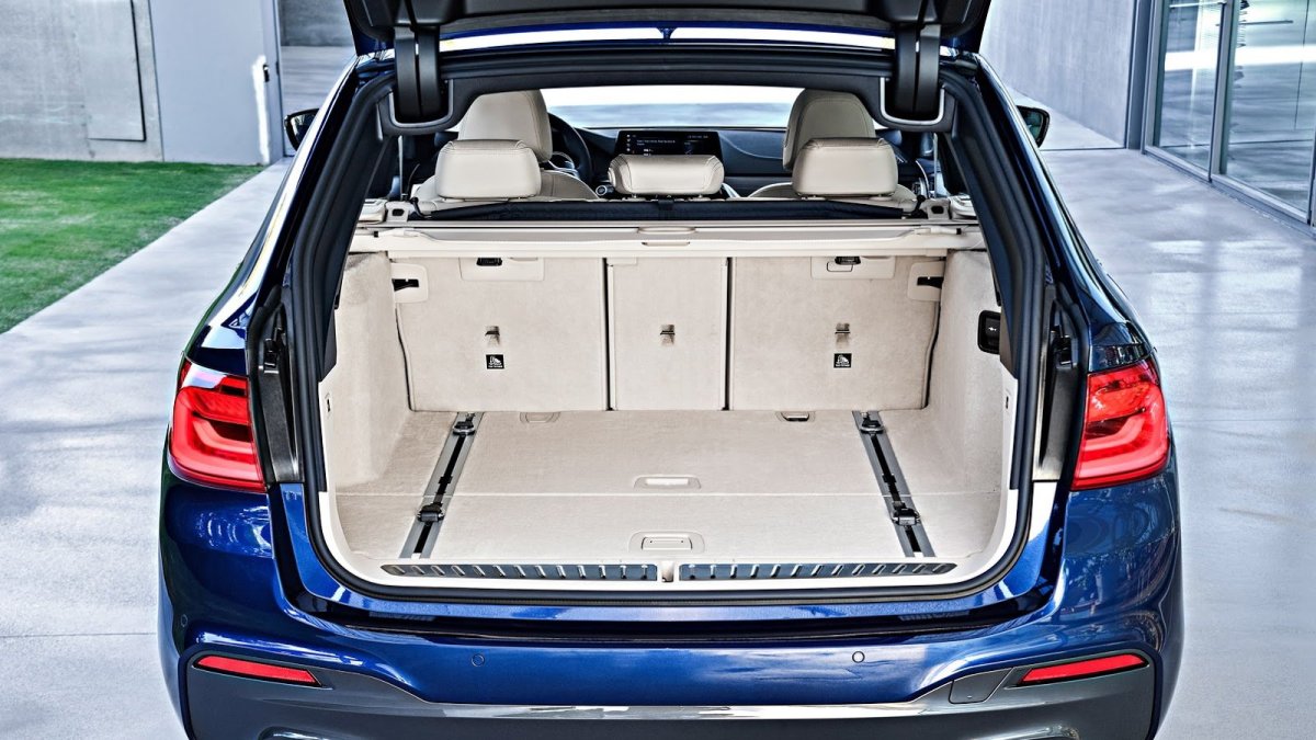 BMW představilo řadu 5 Touring s elegantním designem a velkým kufrem.