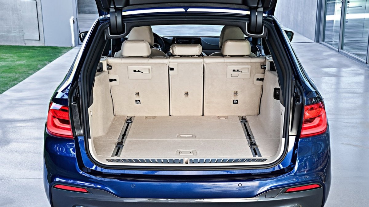 BMW představilo řadu 5 Touring s elegantním designem a velkým kufrem.