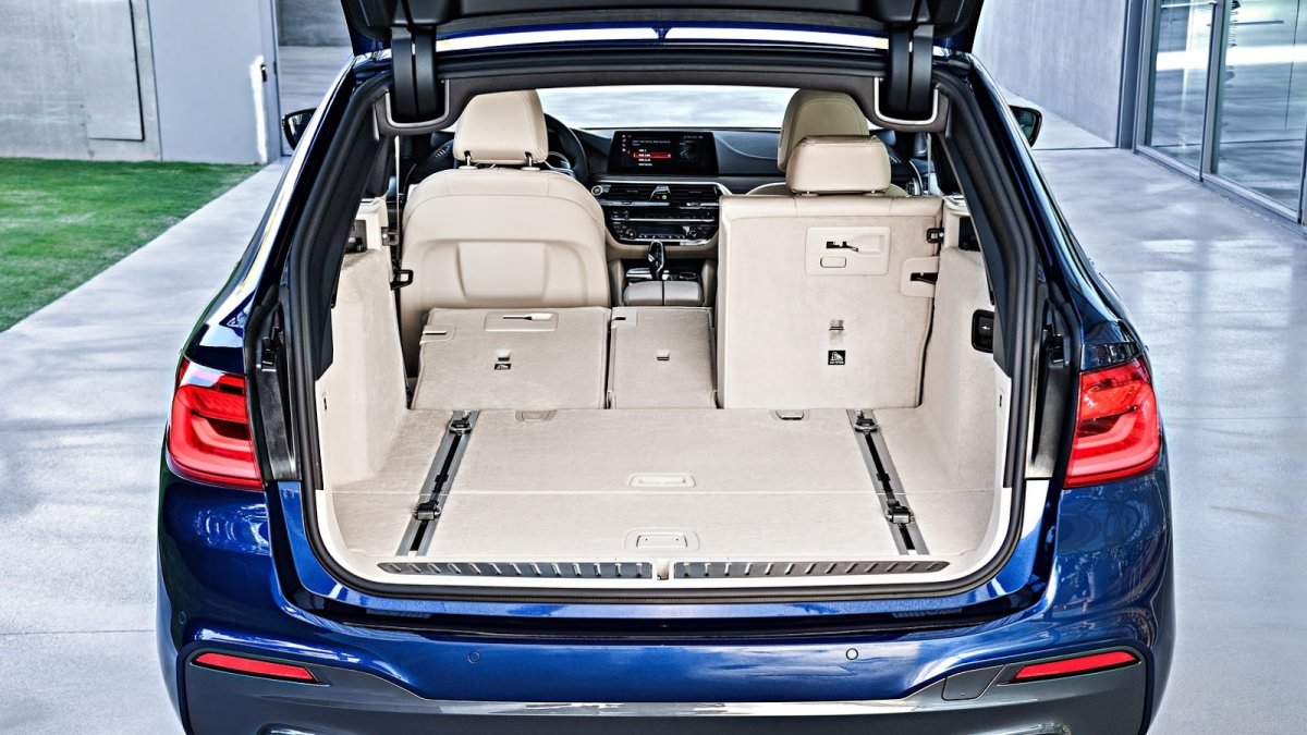 BMW představilo řadu 5 Touring s elegantním designem a velkým kufrem.