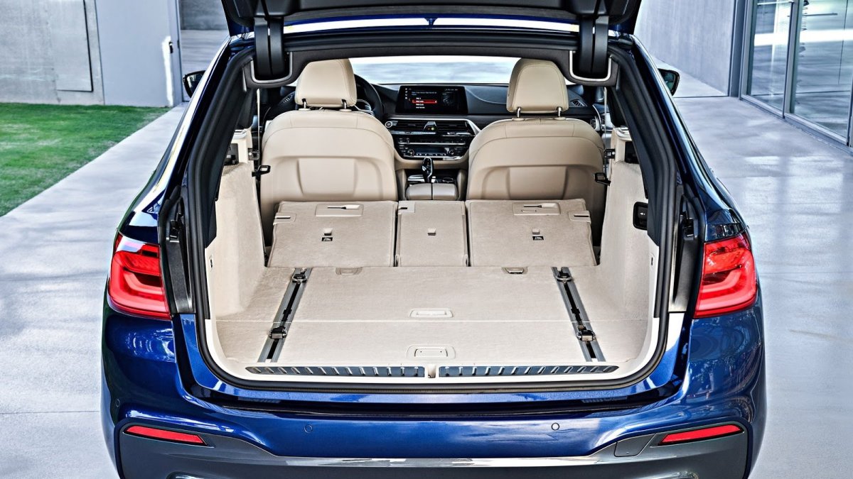BMW představilo řadu 5 Touring s elegantním designem a velkým kufrem.