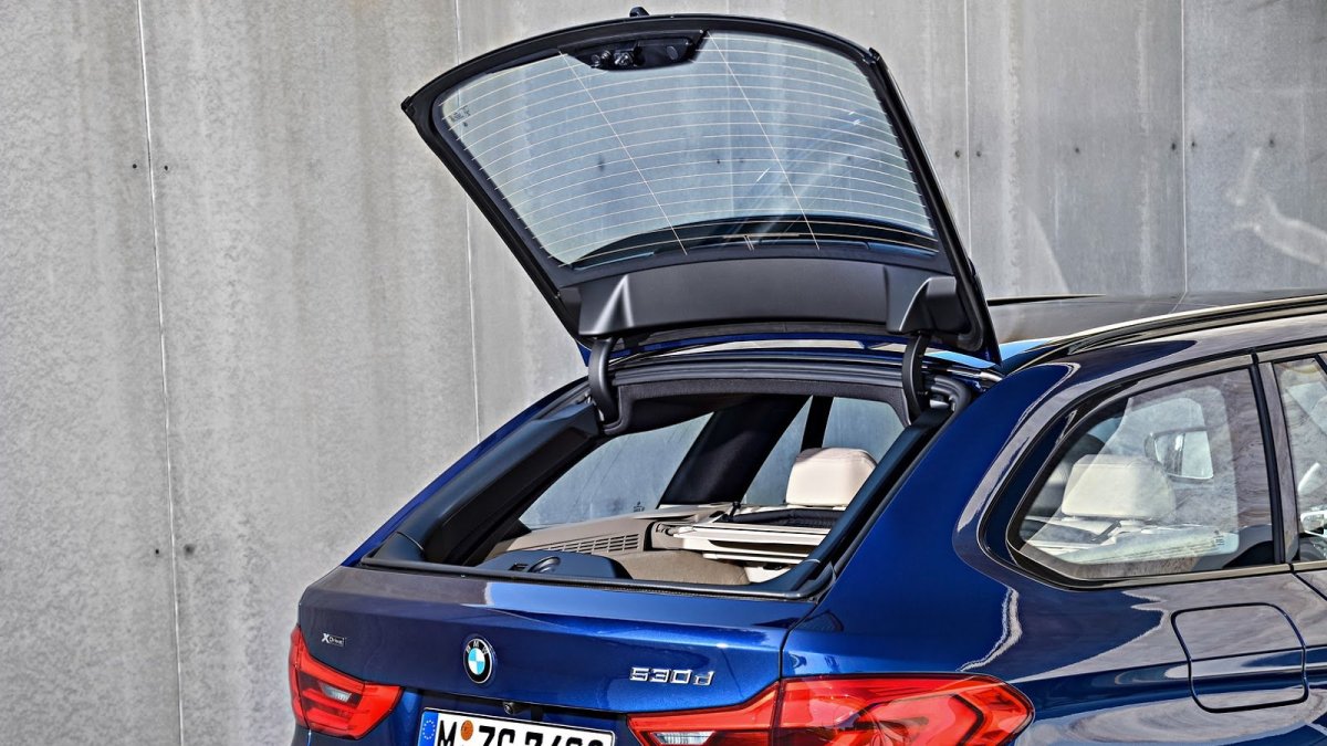 BMW představilo řadu 5 Touring s elegantním designem a velkým kufrem.